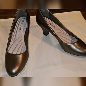 NWOT, Women's size 7, Easy Street pumps